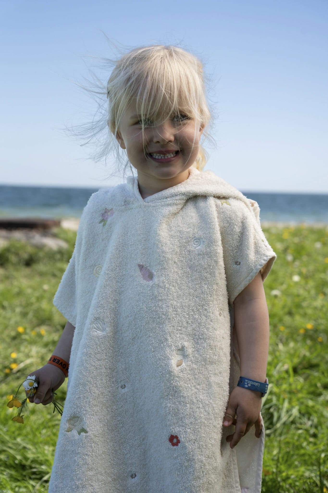 Strandponcho med nydelig broderi, blossom
