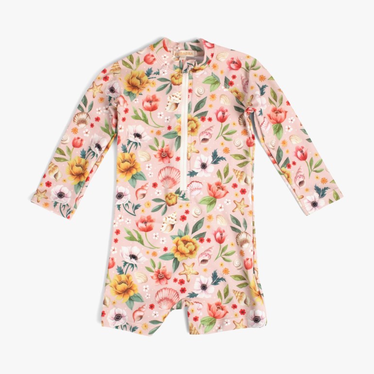 Barnas rosa blomster- og skjellmønstret langermet UV-drakt med glidelås foran, flat lay.