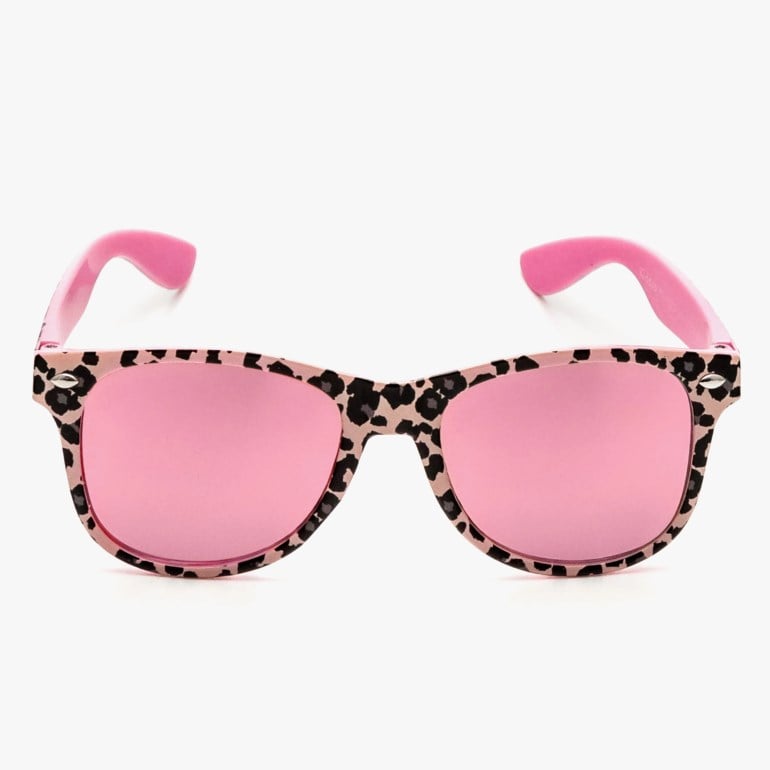 Leopardmønstrede solbriller med rosa speilglass og rosa stenger, forfra.