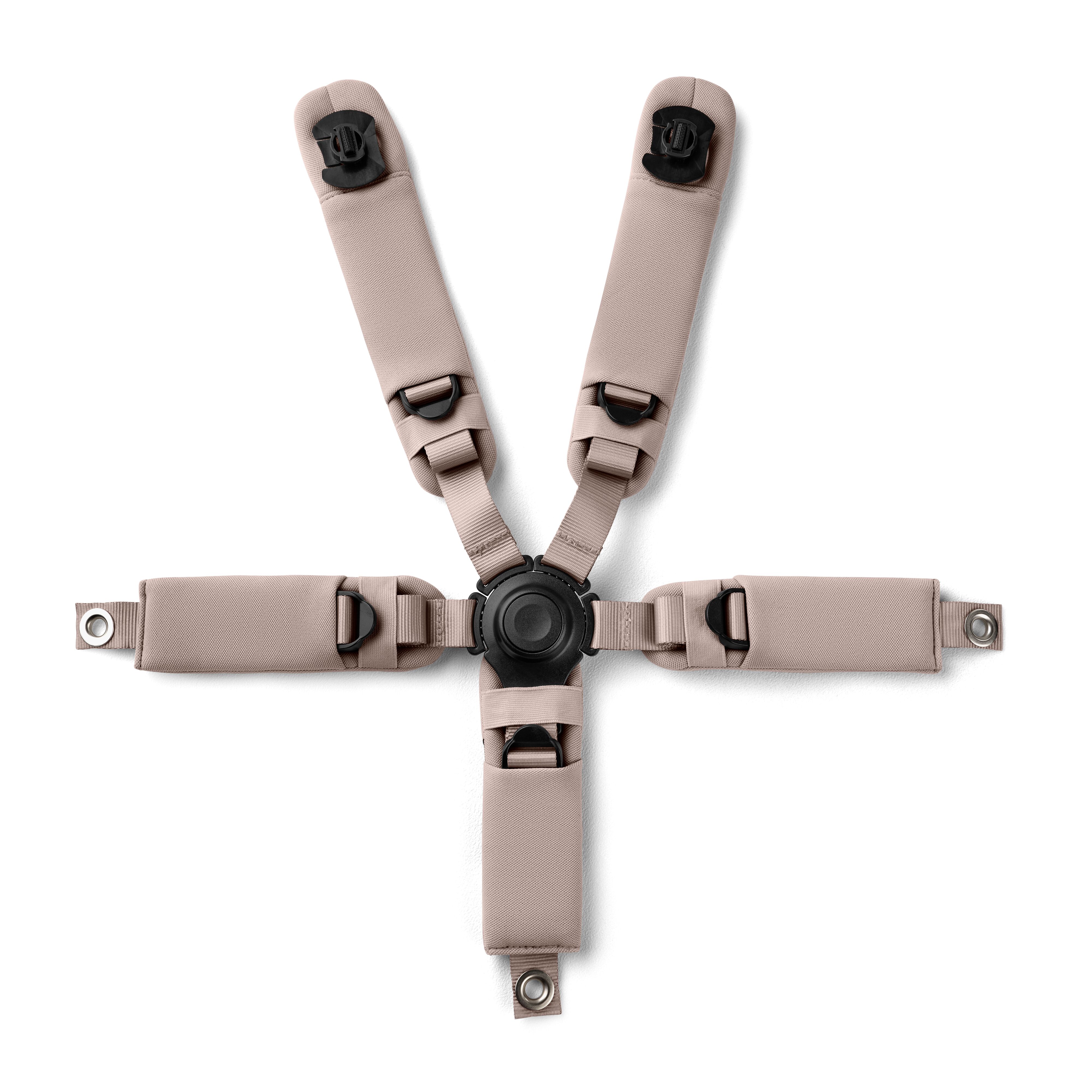 Lysbrun 5-punkts sikkerhetssele med polstrede stropper, sentralt svart spenne, D-ringer og metallmaljer.