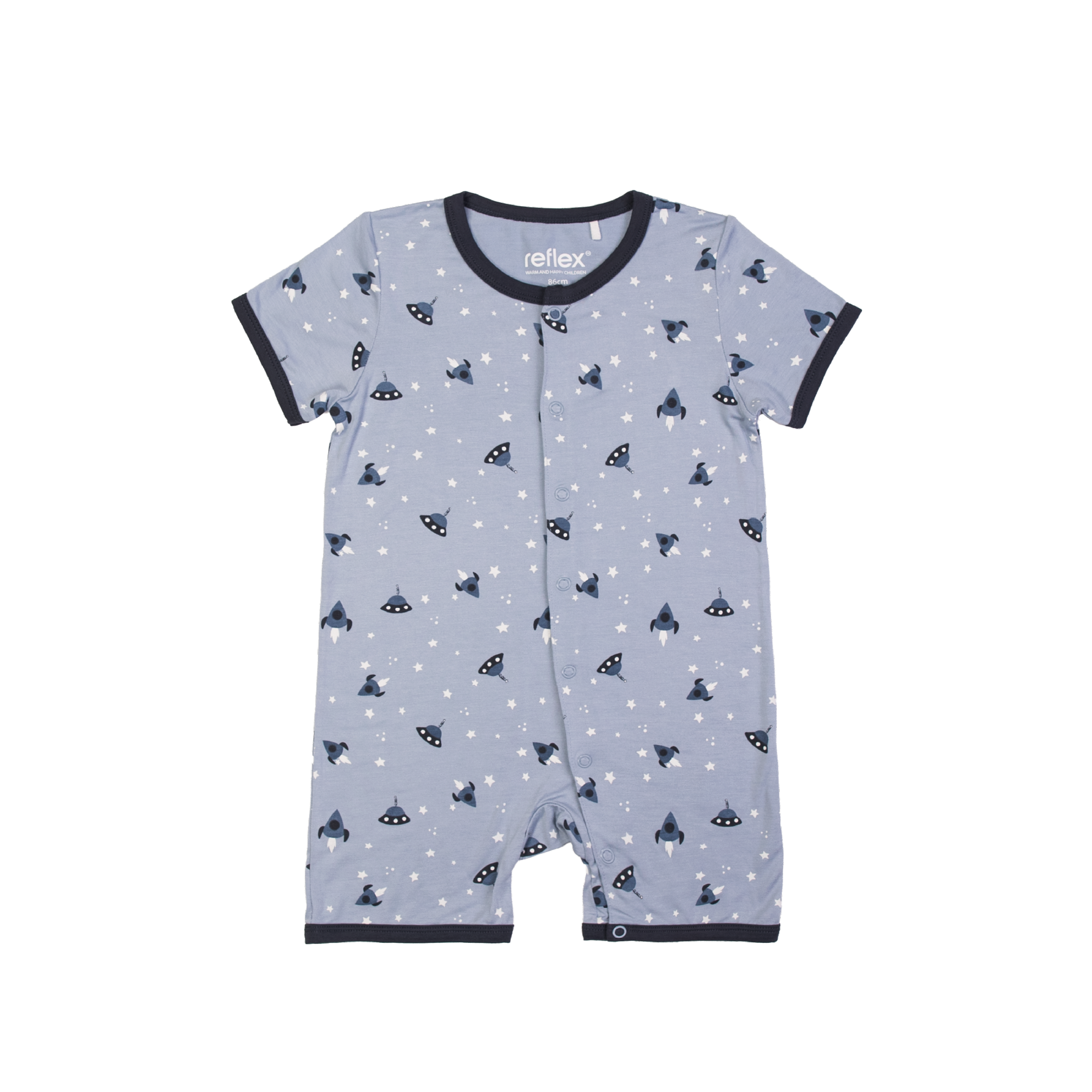 Baby blå kortermet sparkedress med romtrykk, mørk kant og trykknapper, forfra.