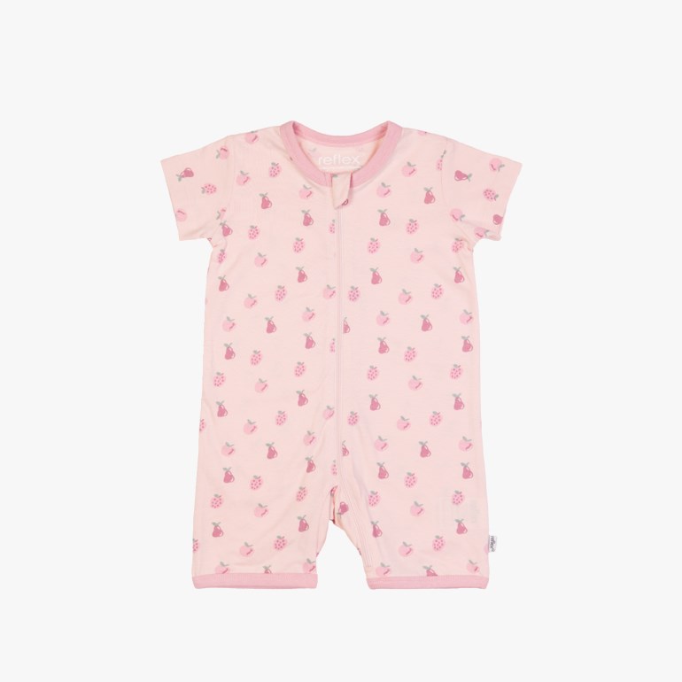 Rosa kortermet babyromper med fruktmønster og glidelås foran.