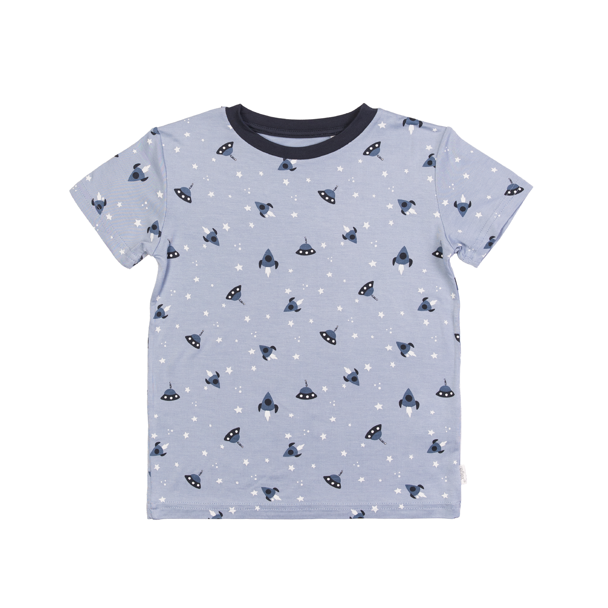 Frontbilde av en lys blå kortermet t-skjorte for barn med mørkeblå krage og romtema-mønster.