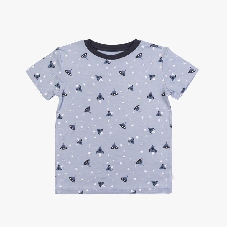 Frontbilde av en lys blå kortermet t-skjorte for barn med mørkeblå krage og romtema-mønster.