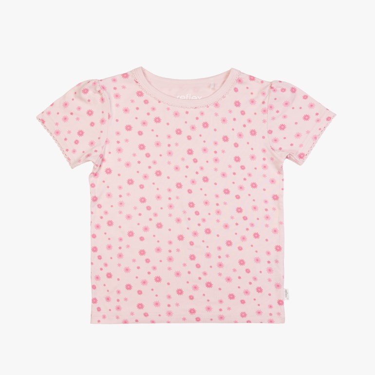 Lys rosa kortermet barnetopp med rosa blomstermønster, puffermer og blondekant, forfra.