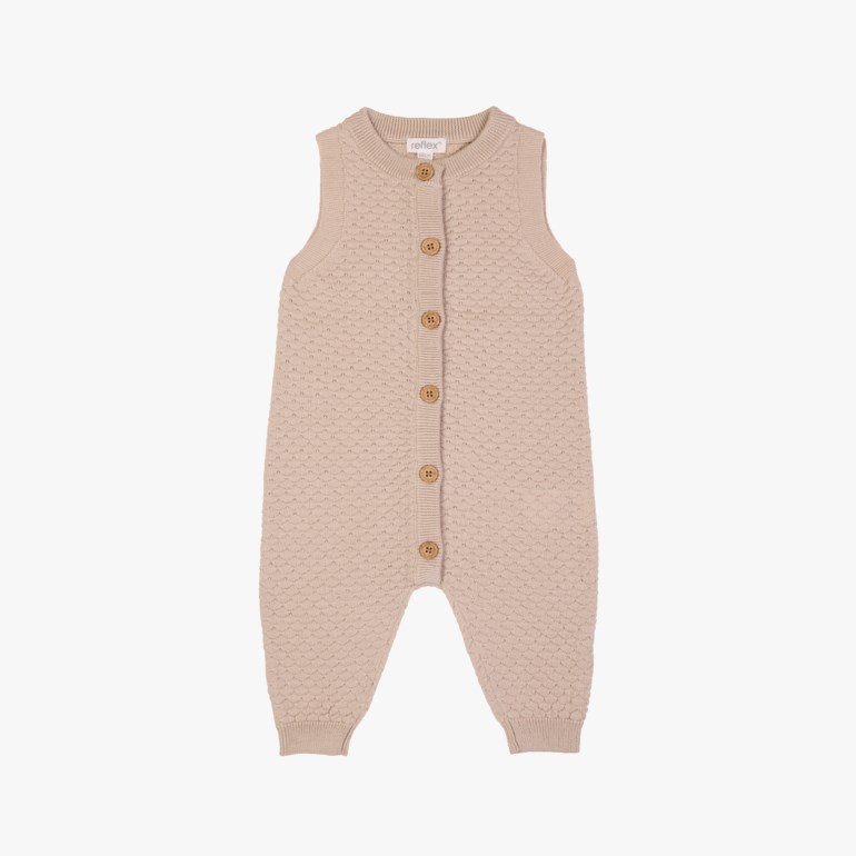 Babyens ermeløse beige strikkede sparkedress med knappelukking foran og ribbestrikkede mansjetter, forfra.