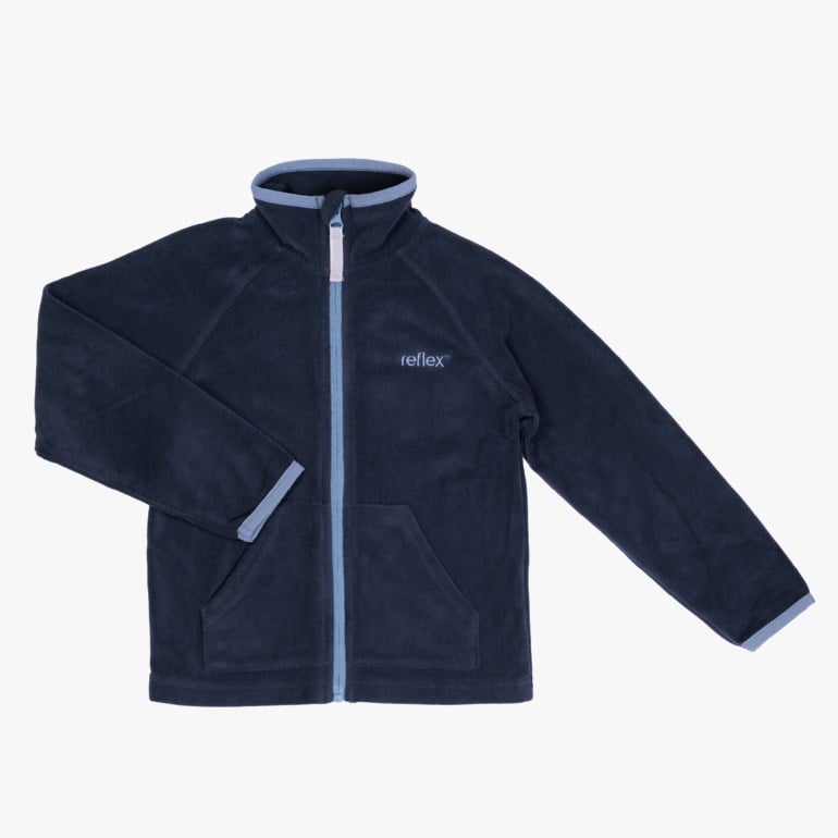 Barne mørkeblå fleecejakke med lyseblå kant, hel glidelås og frontlommer, forfra.