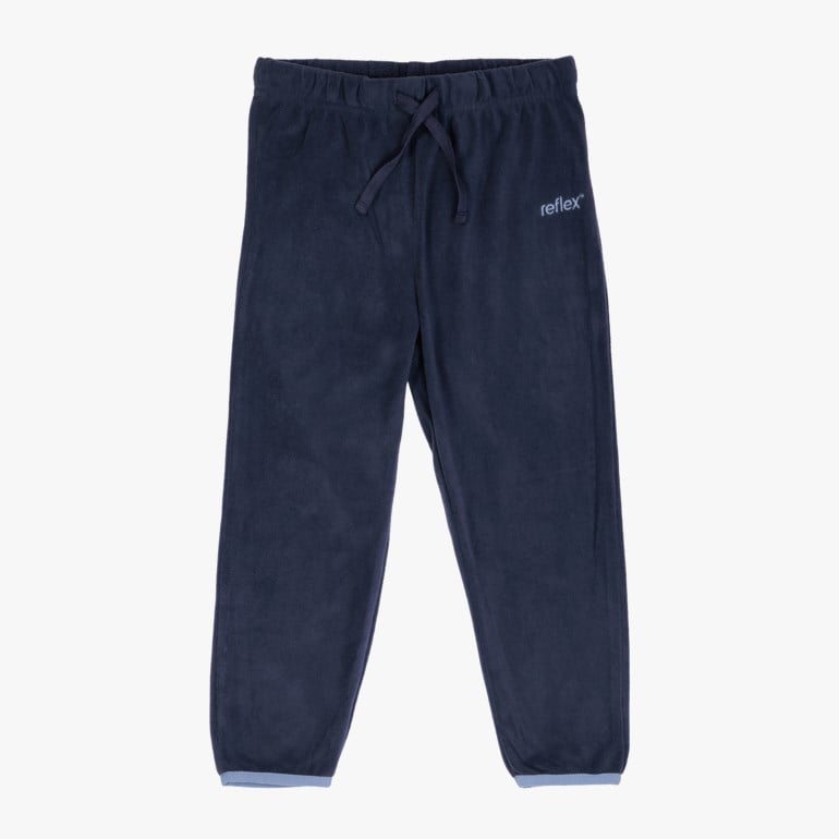 Mørkeblå fleecepyjamasbukser for barn med snøring i midjen og lyseblå ribbestrikkede mansjetter, sett forfra.