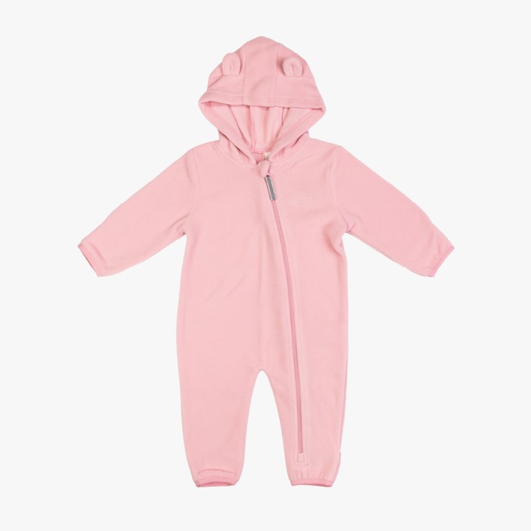 Rosa babyfleeceoverall med hette med små ører og hellang glidelås foran.