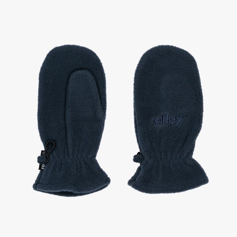 Et par mørkeblå fleeceluffer, den ene med en svart klips, den andre brodert med 'reflex'.