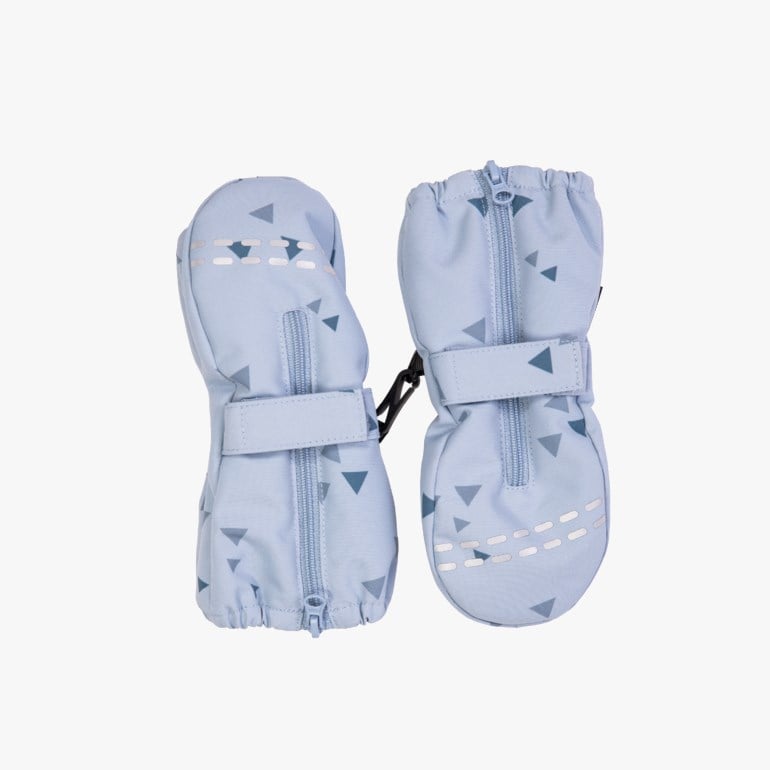 Lyseblå barnevotter med trekantmønster, glidelåser foran, håndleddsremmer og refleksdetaljer.