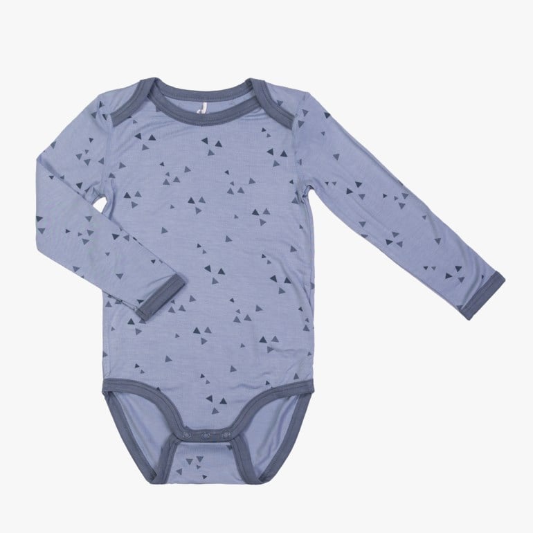 Blå langermet babybody med trekantmønster, mørkegrå kant og trykknapper i skrittet, forfra.