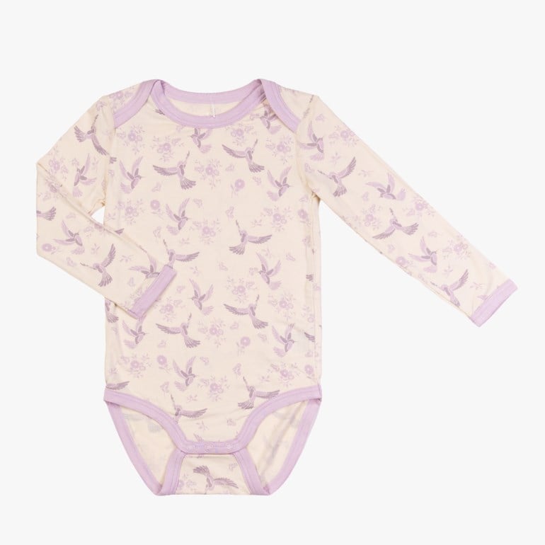 Baby kremfarget langermet body med lilla blomster- og fugletrykk og lilla kant, med trykknapper.
