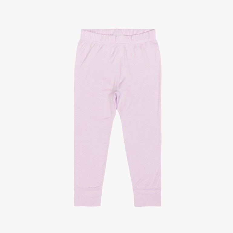 Lyselilla leggings med elastisk midje og ribbestrikkede ankelmansjetter, forfra.