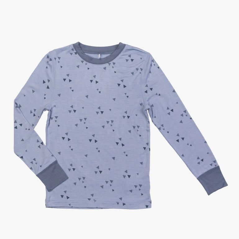 Lyseblå langermet barnetopp med mørkeblått trekantmønster, ribbet grå rund hals og mansjetter.