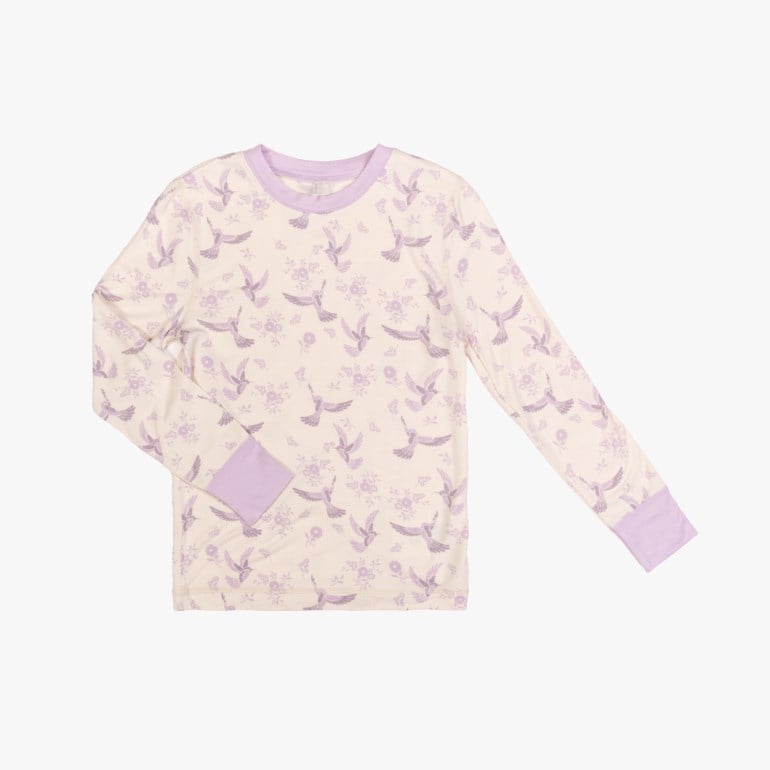 Langermet topp i kremhvit med lys lilla fugle- og blomstermønster, med lys lilla krage og mansjetter.