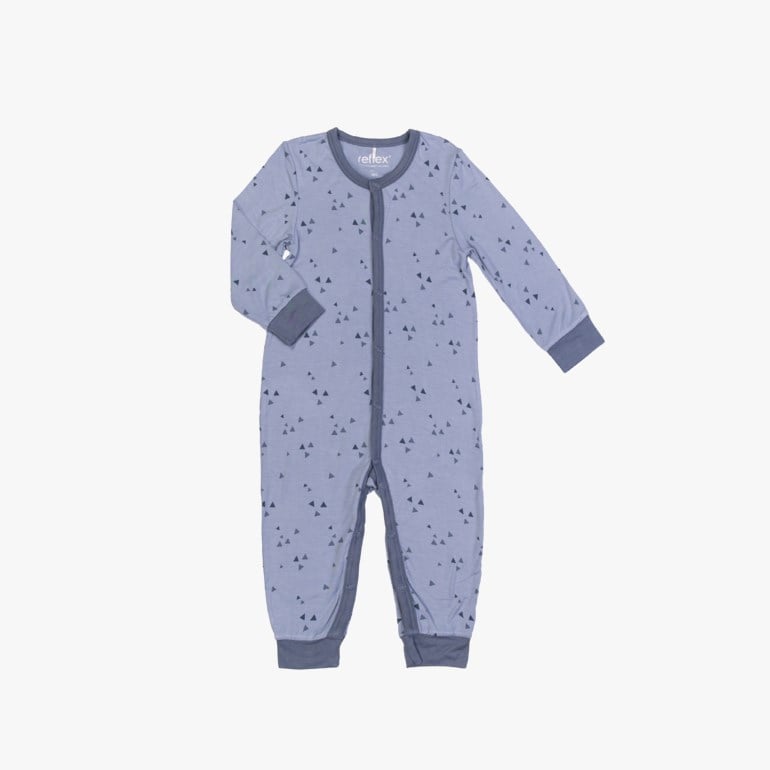 Lyseblå baby sparkedress med grå trekantmønster, lange ermer, grå mansjetter og trykknapper foran.