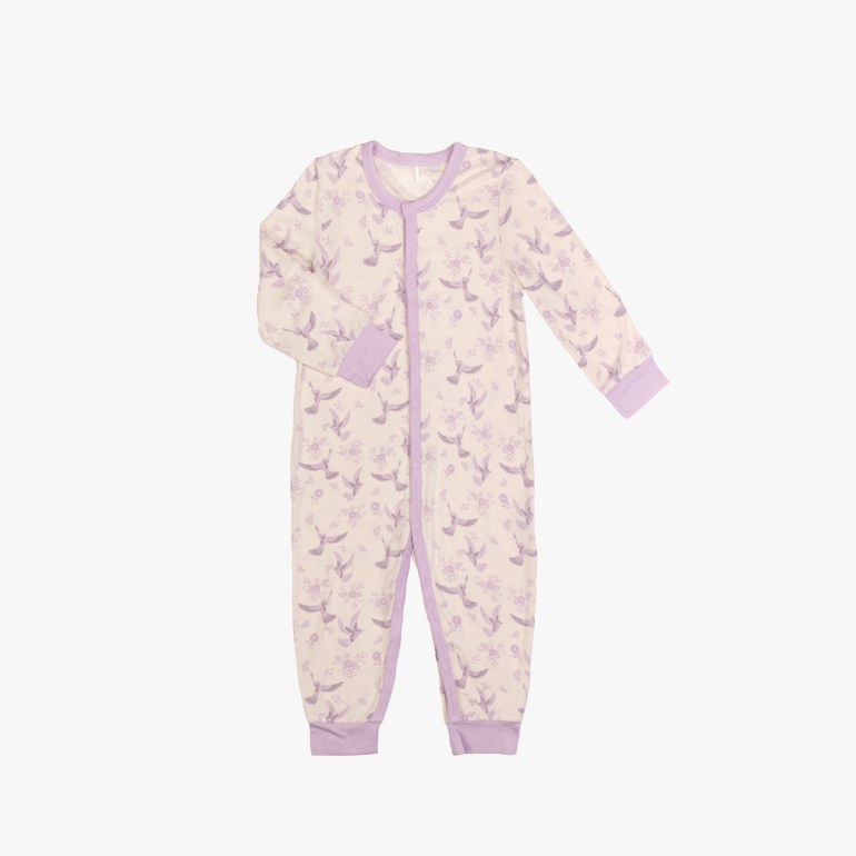 Babys kremfargede sovedrakt med lyslilla fugle- og blomstermønster, lange ermer, hel glidelås og lilla mansjetter.