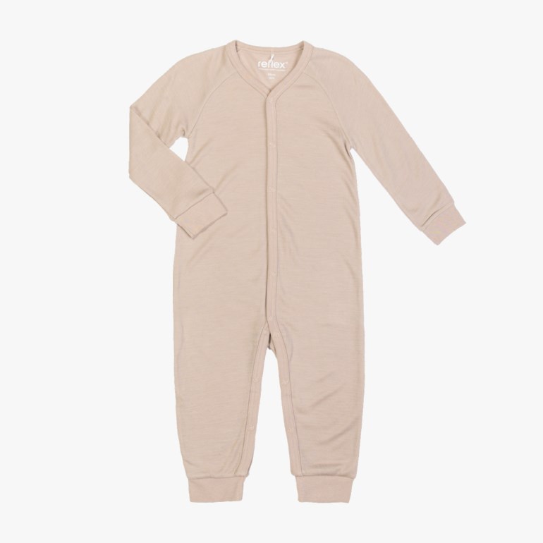 En beige babyoverall med lange ermer og en hel knappestolpe foran, vist flatt mot en hvit bakgrunn.