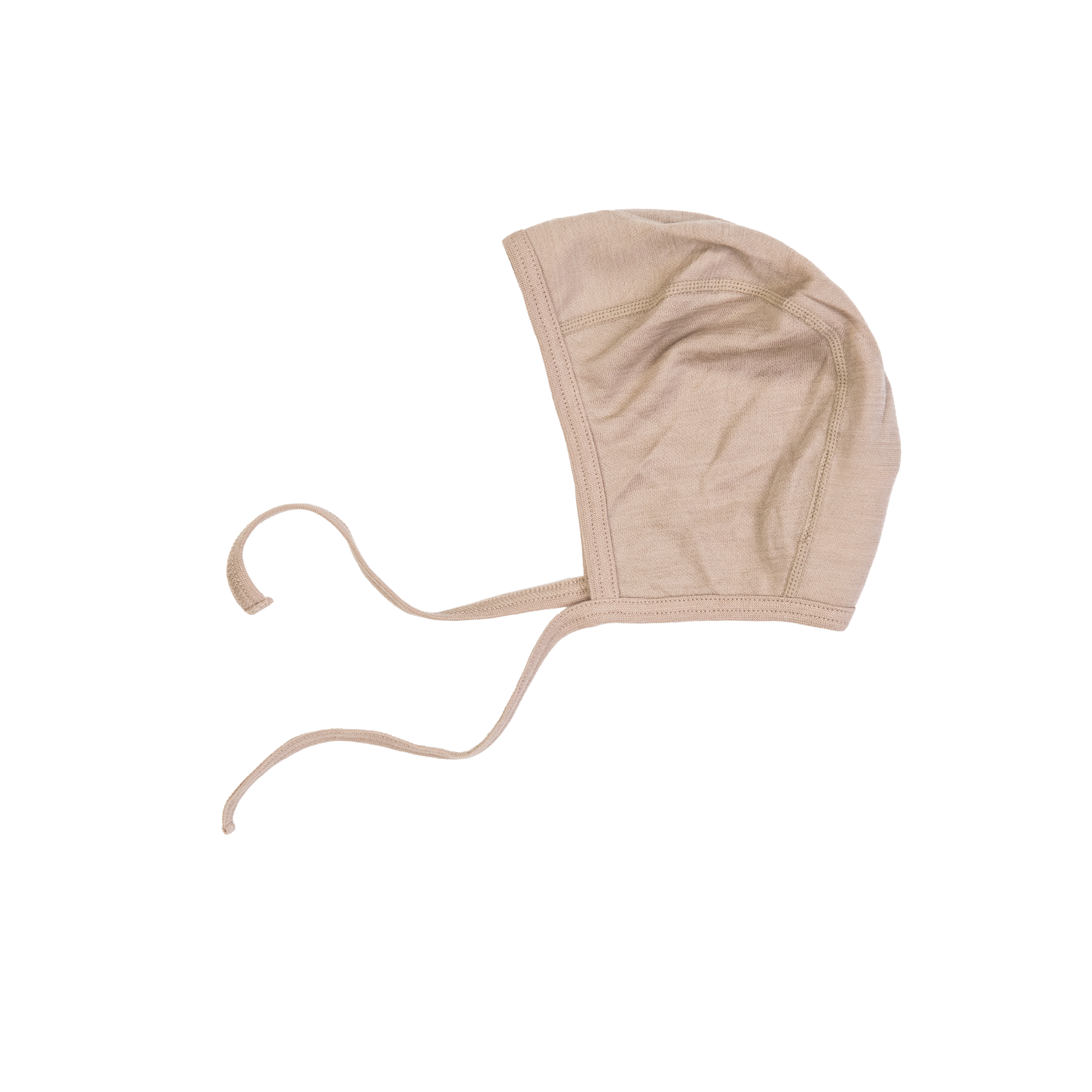 En beige strikket babylue med knytebånd, vinklet forfra.