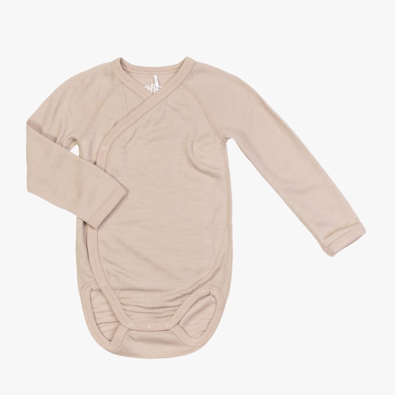 Beige langermet omslagsbody for baby med raglanermer og trykknapper.