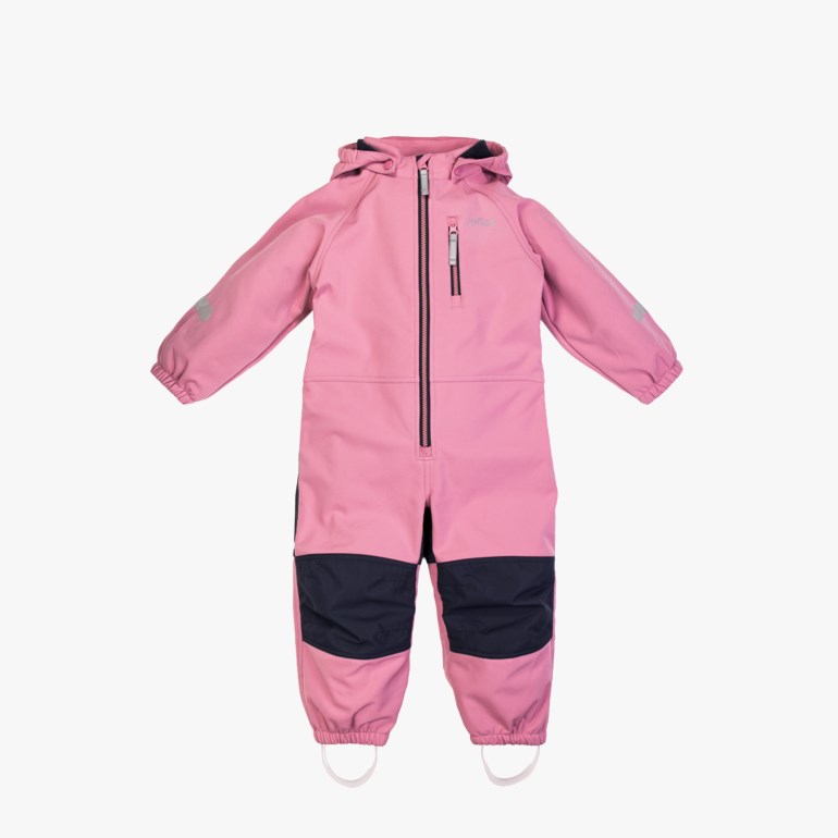 Rosa vanntett overall for barn med marineblå knepatch, hel glidelås, hette og refleksdetaljer.