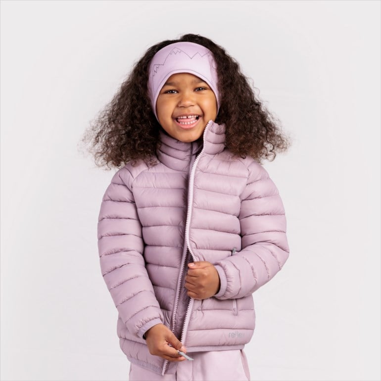 Barn bærer en lys lilla vattert dunjakke delvis åpen og et lys lilla pannebånd med fjellmønster.