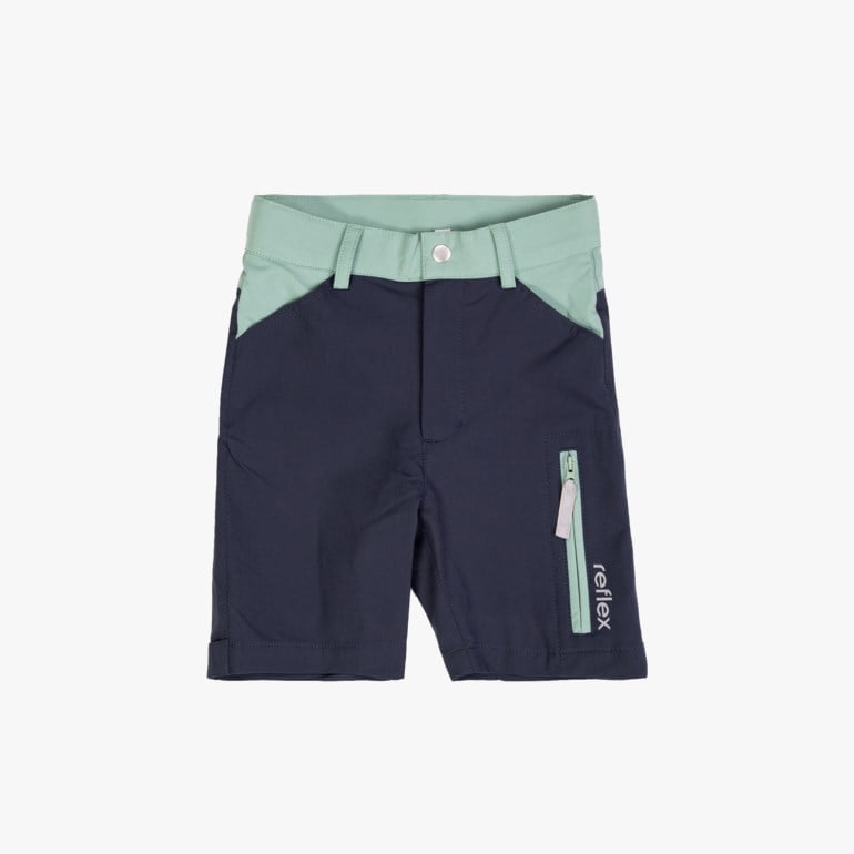 Barneshorts i marineblått med mintgrønn linning, hvit knapp og glidelåslomme med 'reflex' tekst.