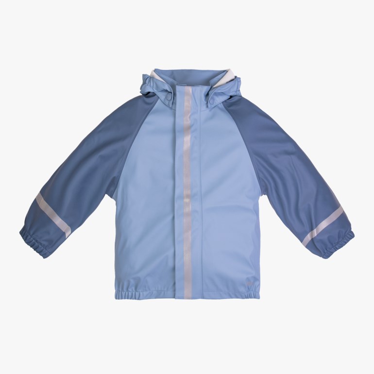 Frontbilde av en tofarget blå regnjakke for barn med hette, refleksstriper og strikk i mansjetter og nederkant.
