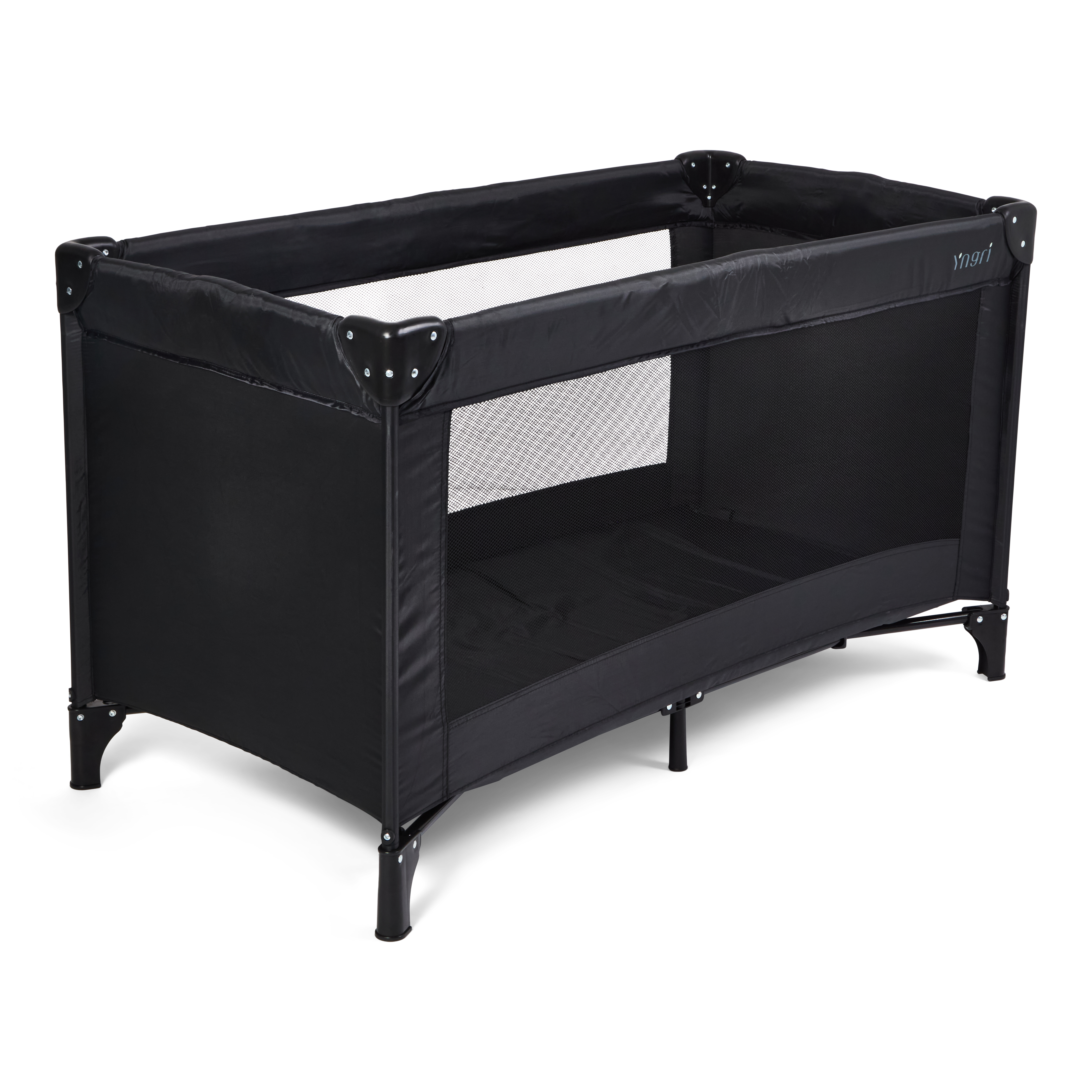 Svart reiseseng med nettingvegger og solid svart ramme, sett i vinkel.