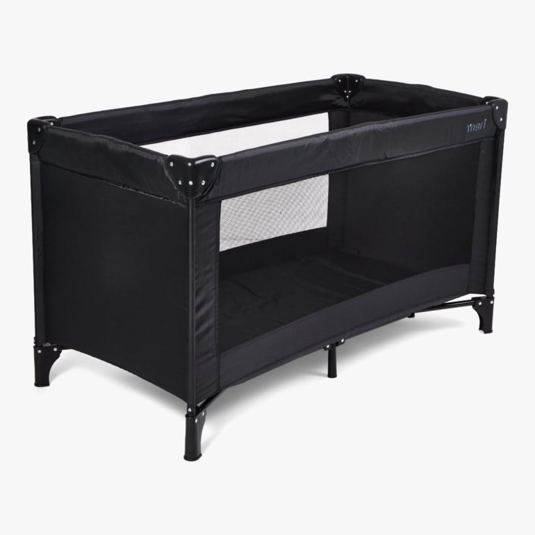 Svart reiseseng med nettingvegger og solid svart ramme, sett i vinkel.