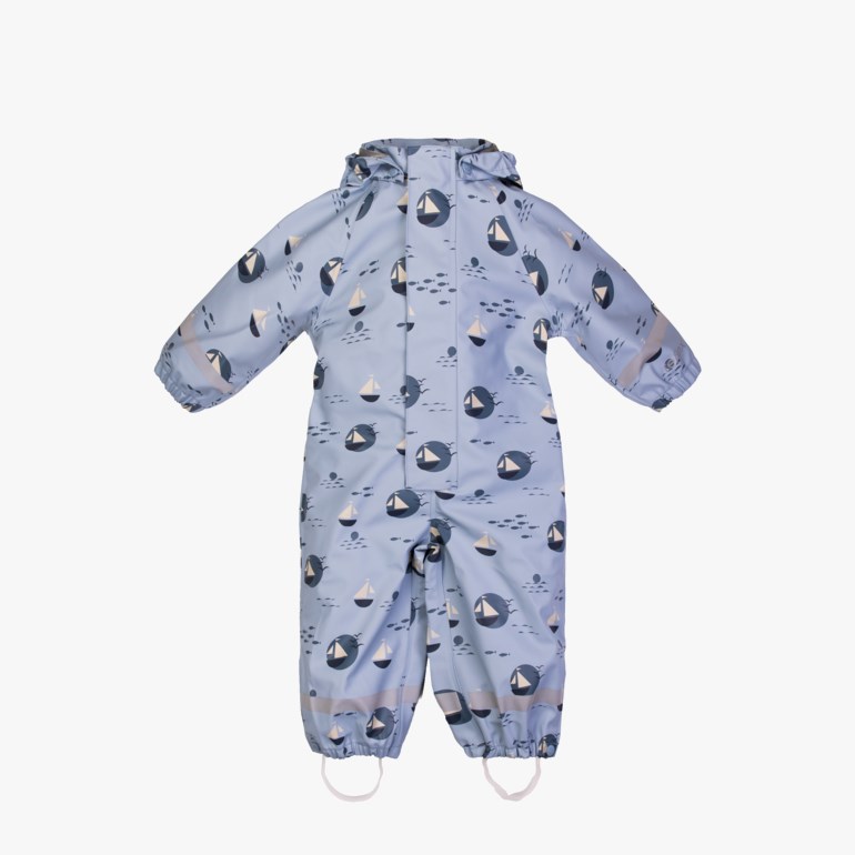 Forfra: Lyseblå regndress for barn med seilbåt- og fiskemønster, hette og refleksdetaljer.