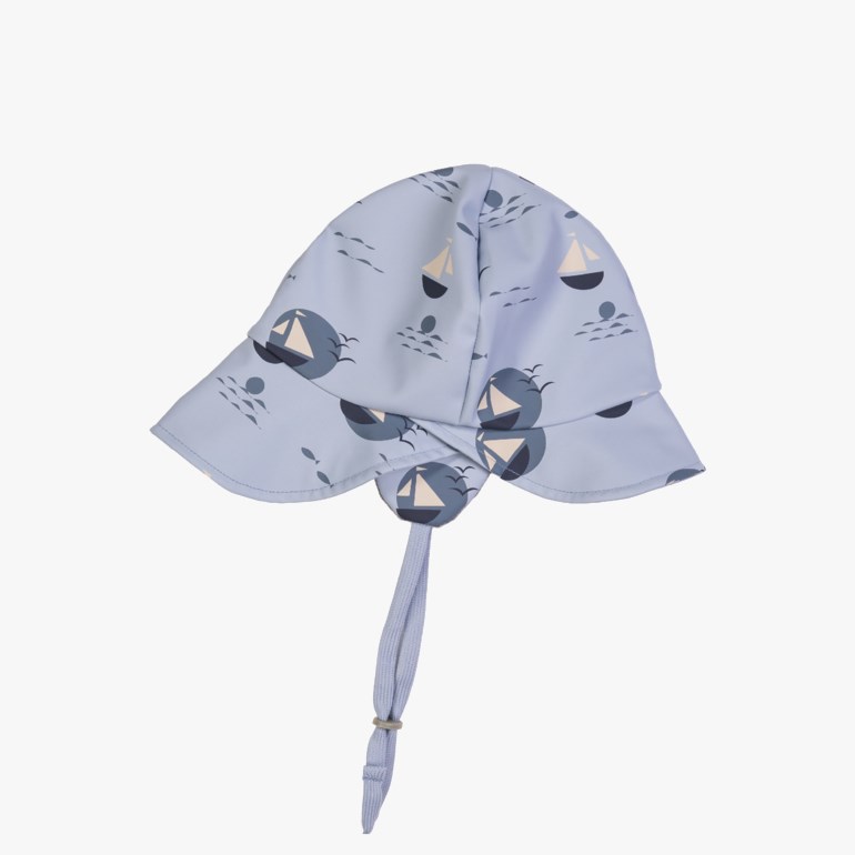 Lyseblå solhatt for barn med båtmønster og justerbar hakestropp med stopper.