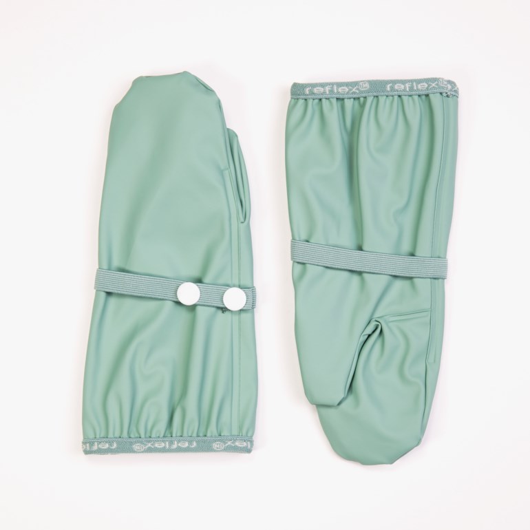 Et par lysegrønne vanntette votter med elastiske mansjetter og en stropp med to hvite knapper.