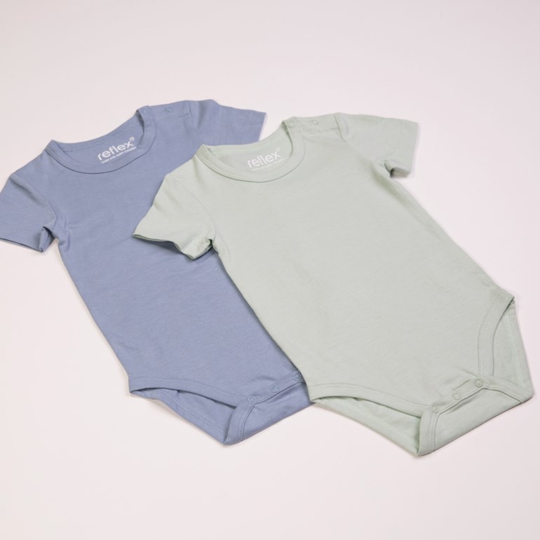 Lysegrønn kortermet babybody med trykknapper, ved siden av en lyseblå kortermet babybody.