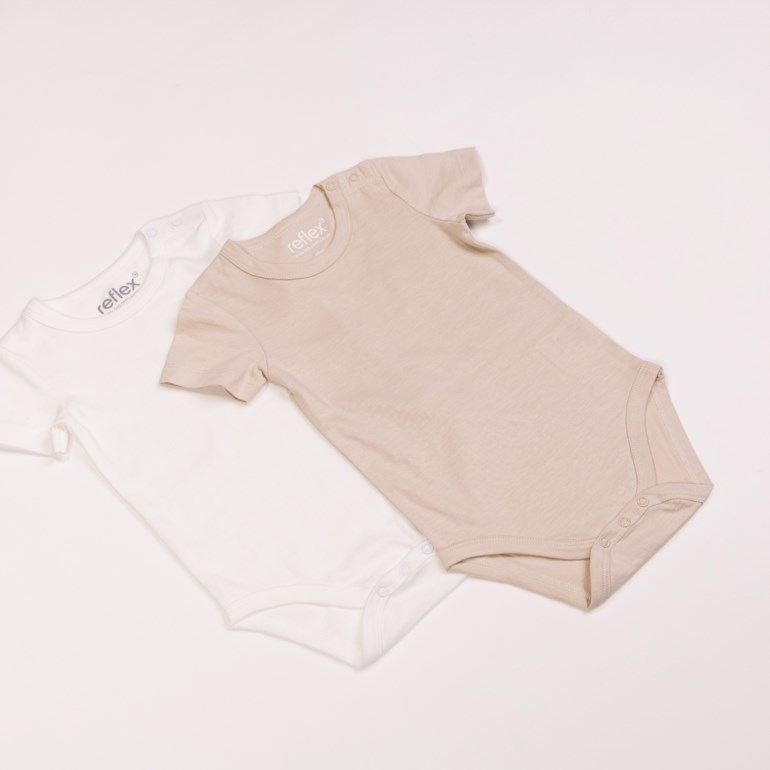 Lysebrun kortermet babybody med trykknapper, ved siden av en hvit kortermet babybody.