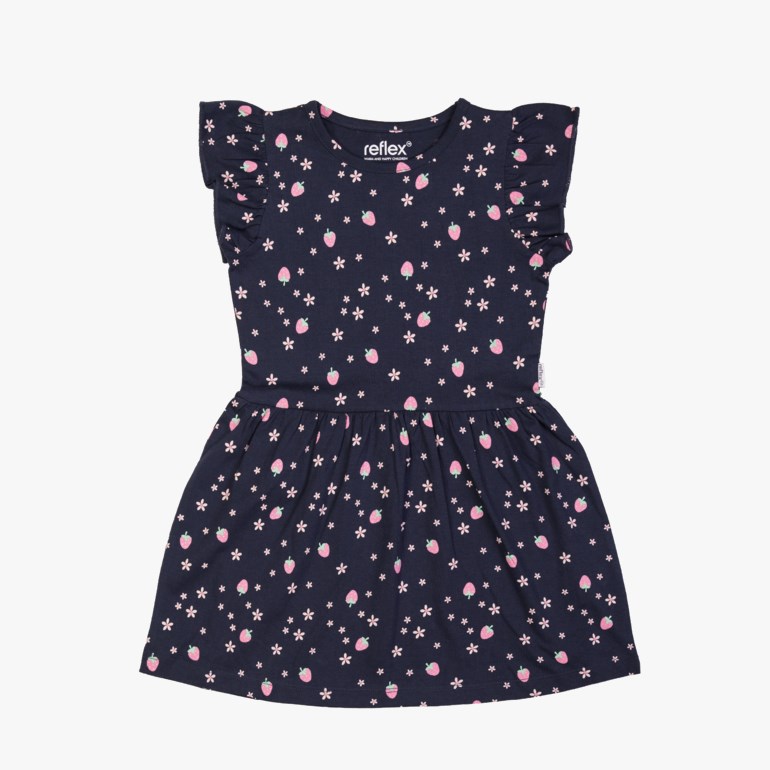 Frontutsikt av mørk blå barnekjole med rosa jordbær- og hvitt stjernemønster og rysjer på kort ermene.