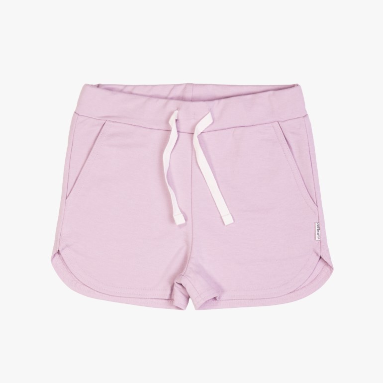 Lilla jersey shorts med strikk i midjen, hvit snøring og to frontlommer.