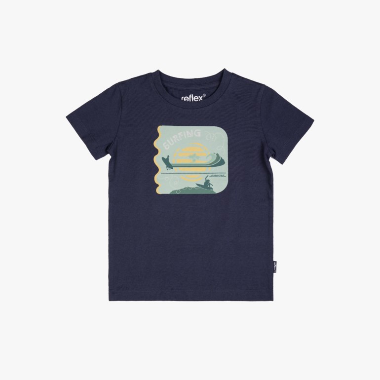 En marineblå kortermet t-skjorte for barn med grafisk trykk på forsiden: surfere, bølger og "SURFING".