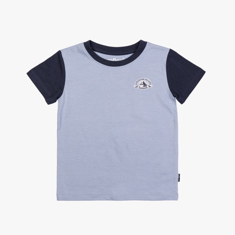 Barns lyseblå t-skjorte med mørkeblå raglanermer og 'Pleasure Island Barbados' grafikk på brystet.