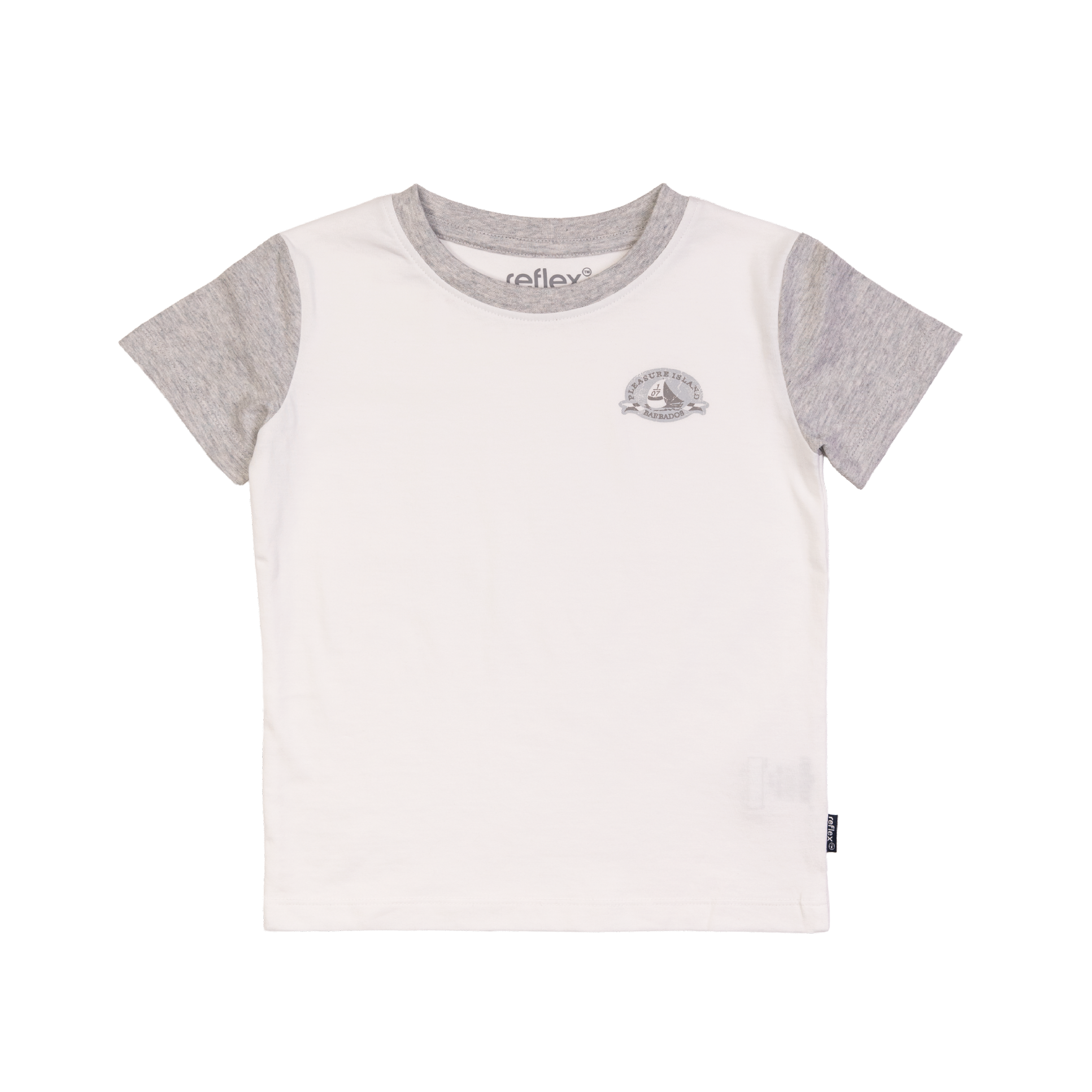 Hvit t-skjorte for barn med grå raglanermer, grå ribbet hals og et lite brystemblem, forfra.
