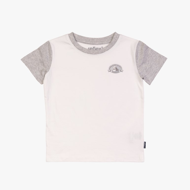 Hvit t-skjorte for barn med grå raglanermer, grå ribbet hals og et lite brystemblem, forfra.