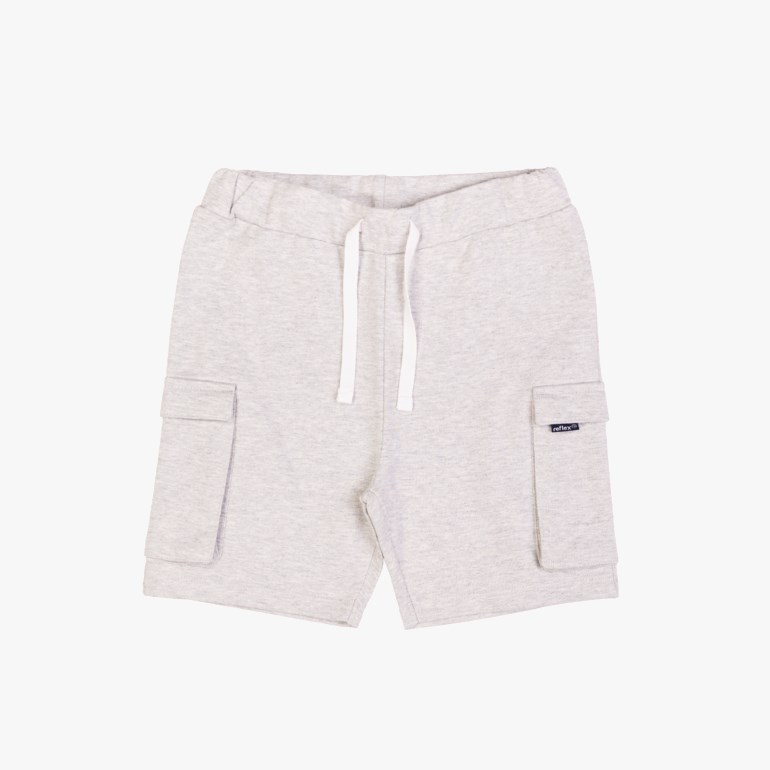 Forfra, lysegråmelert cargoshorts for barn med hvit snøring og sidelommer.