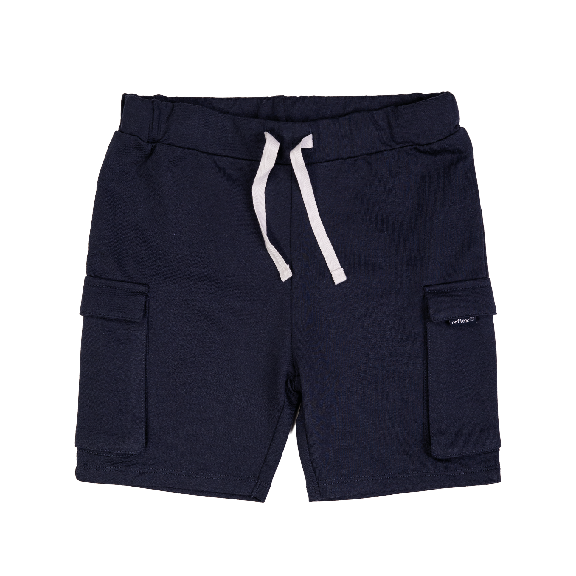 Barnas marineblå cargoshorts med elastisk linning, hvit snøring og to lommer med klaff, forfra.