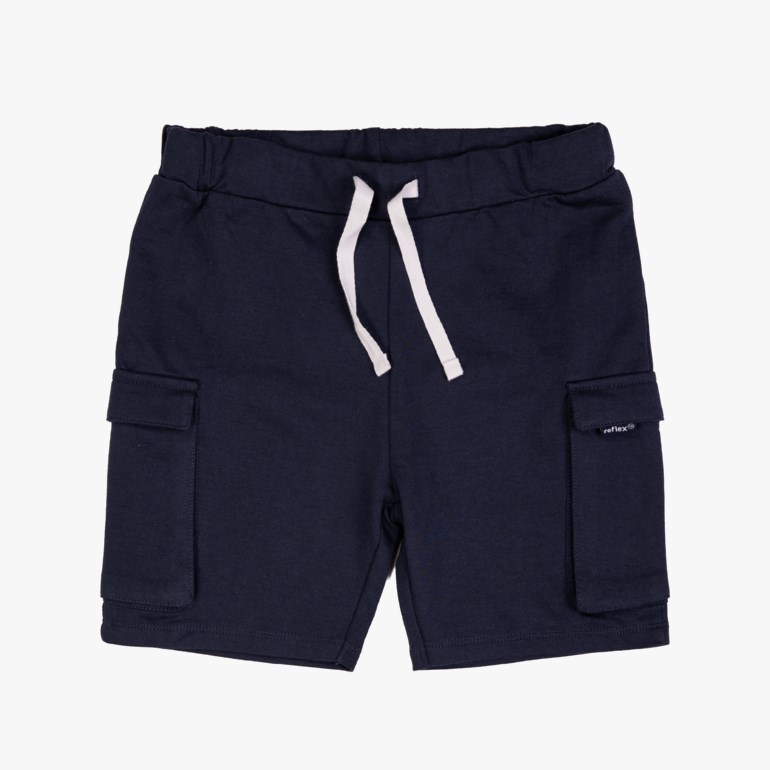 Barnas marineblå cargoshorts med elastisk linning, hvit snøring og to lommer med klaff, forfra.