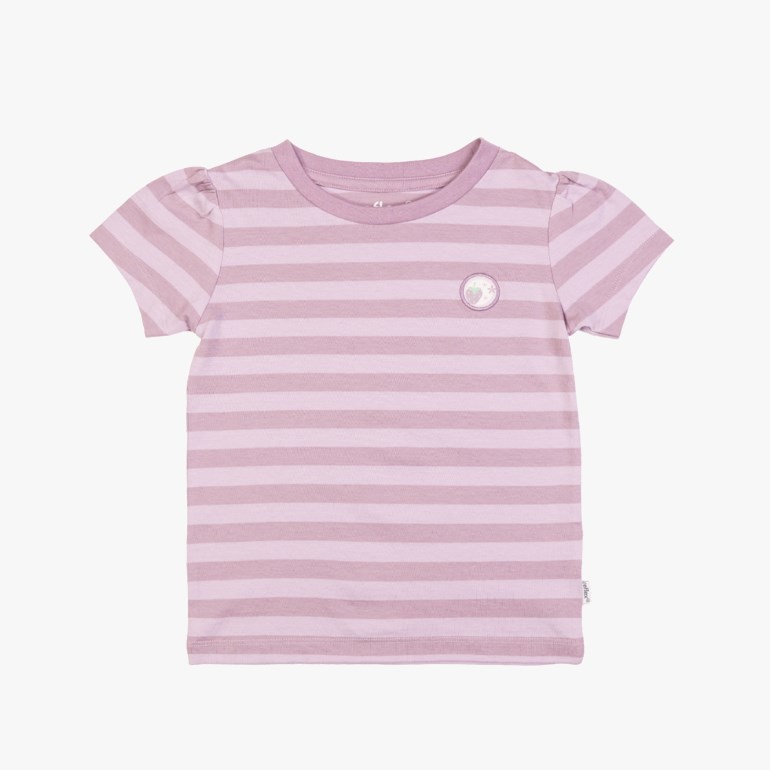 Kortermet stripete t-skjorte for barn i lys lilla og rosa med puffermer, rund hals og brystlapp.