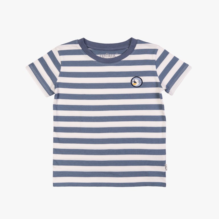 Barns blå- og hvitstripete kortermede t-skjorte med rund hals og lite seilbåtemblem.