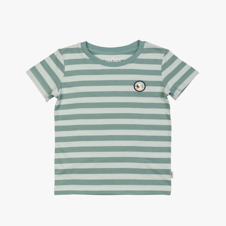 Barnes kortermet lys grønn og hvitstripet t-skjorte med liten seilbåtlapp, forfra.