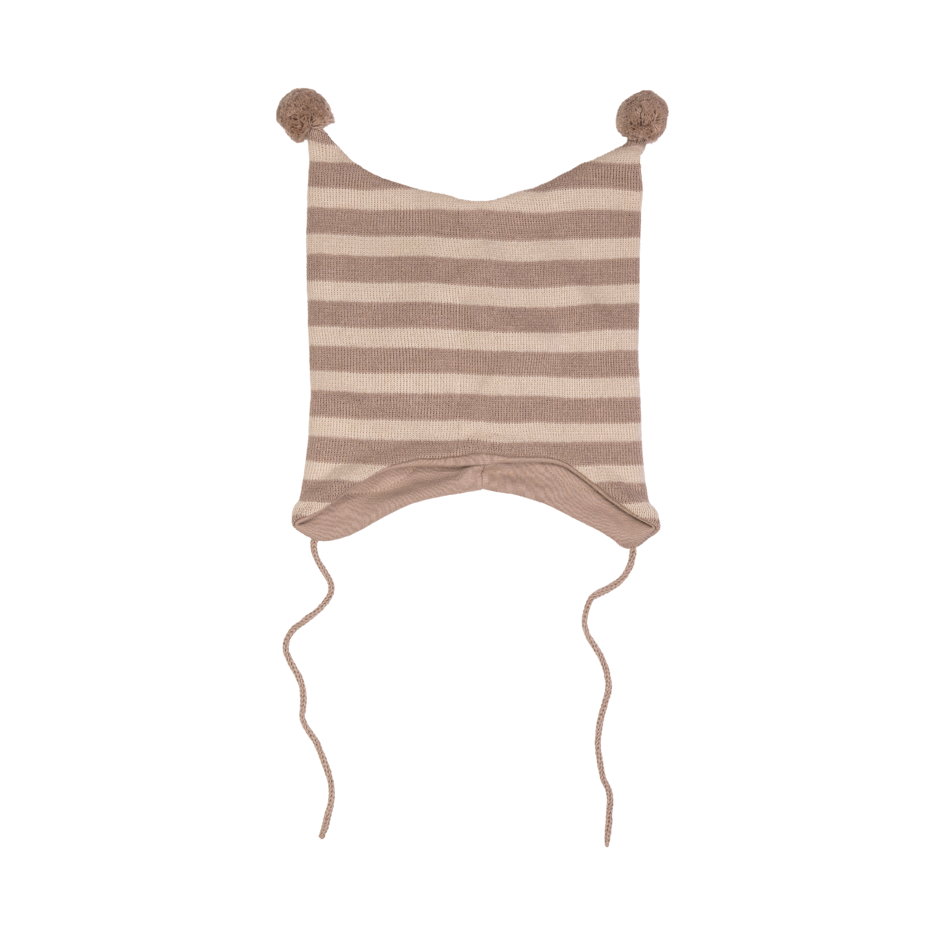 Forfra, en stripet strikket babylue i beige og lysbrun med dusker og knytebånd.
