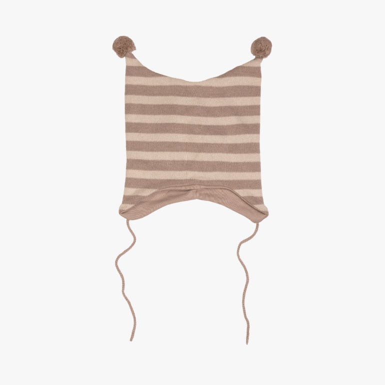 Forfra, en stripet strikket babylue i beige og lysbrun med dusker og knytebånd.